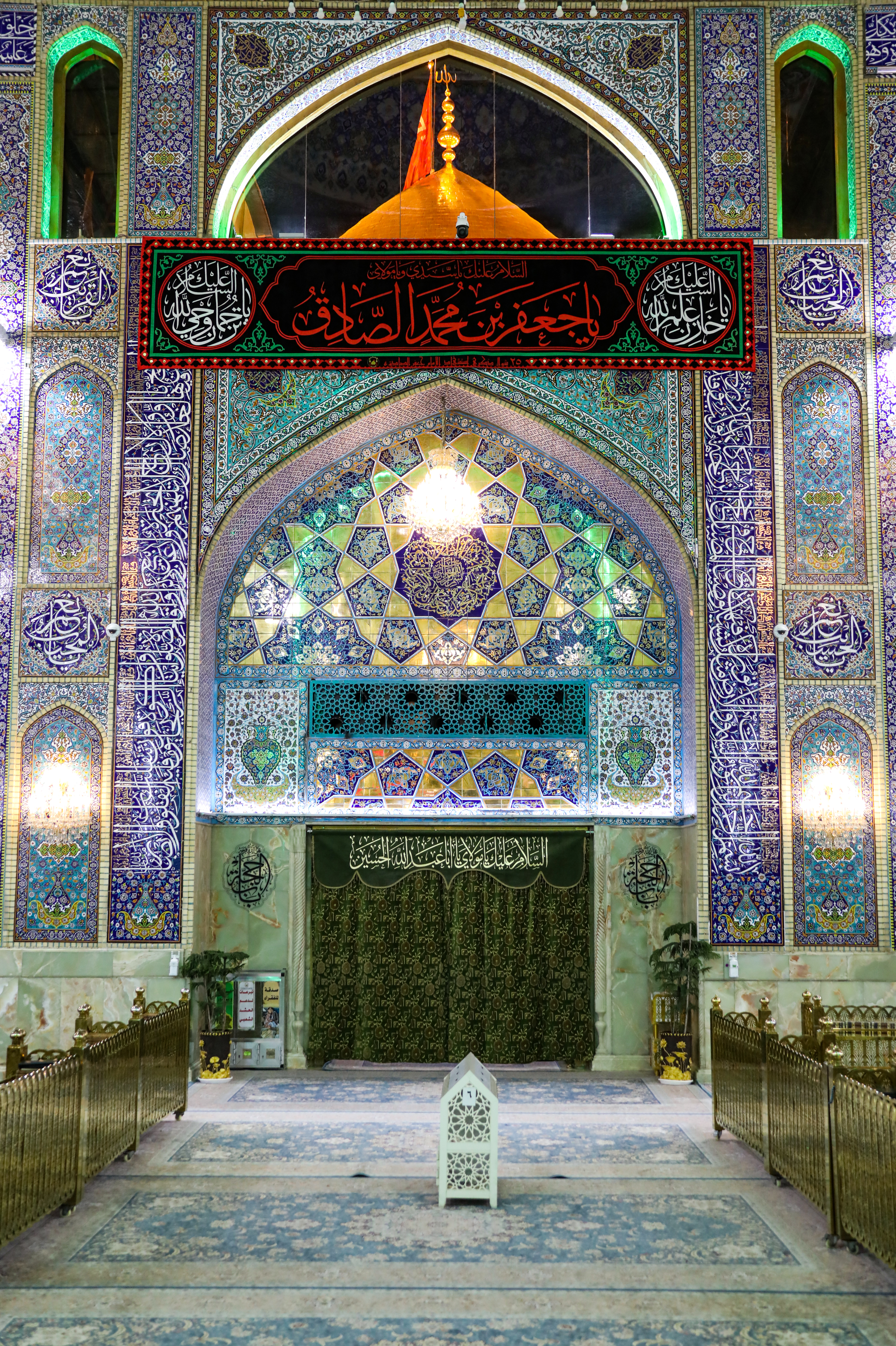  داخل الصحن الحسيني