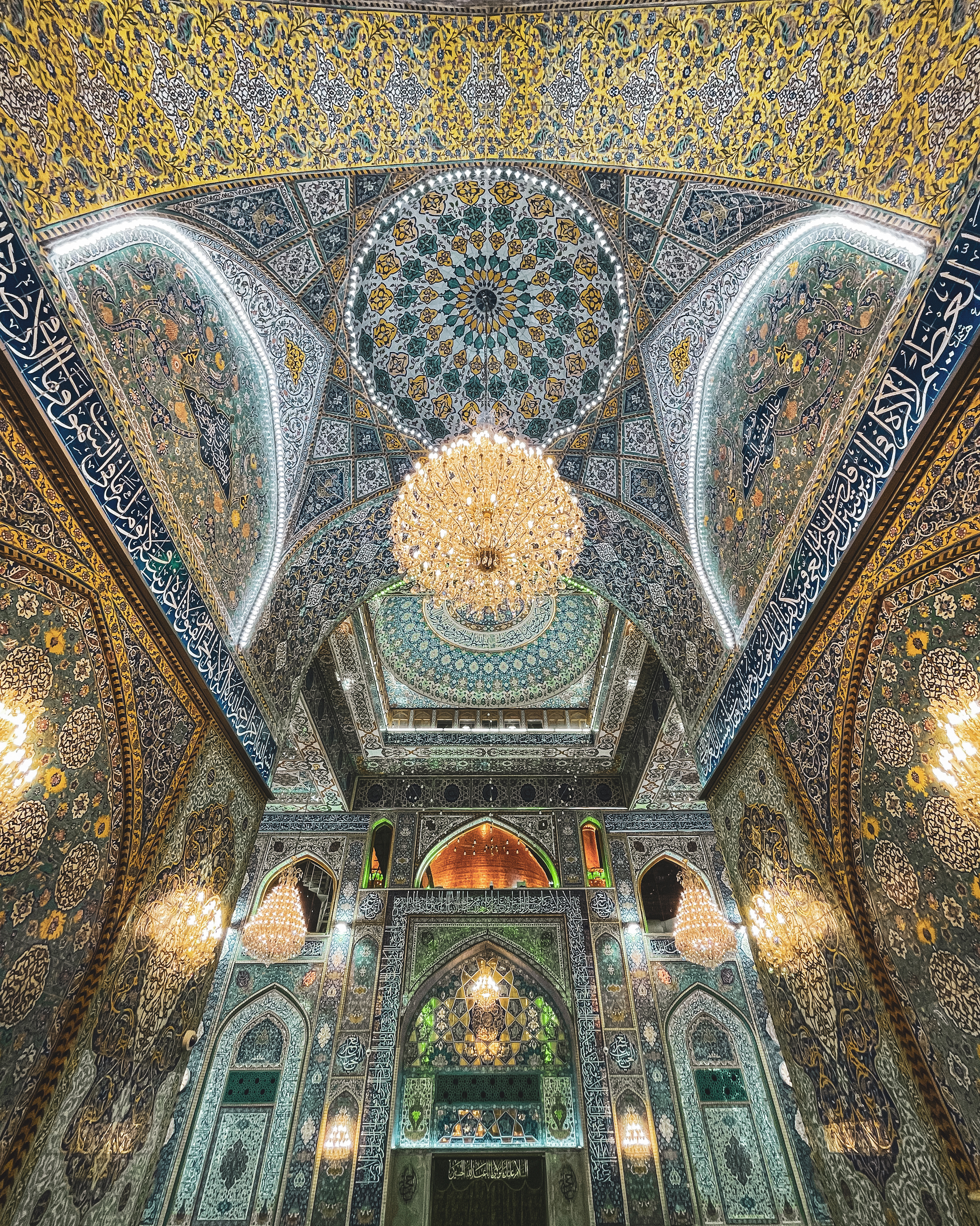  داخل الصحن الحسيني