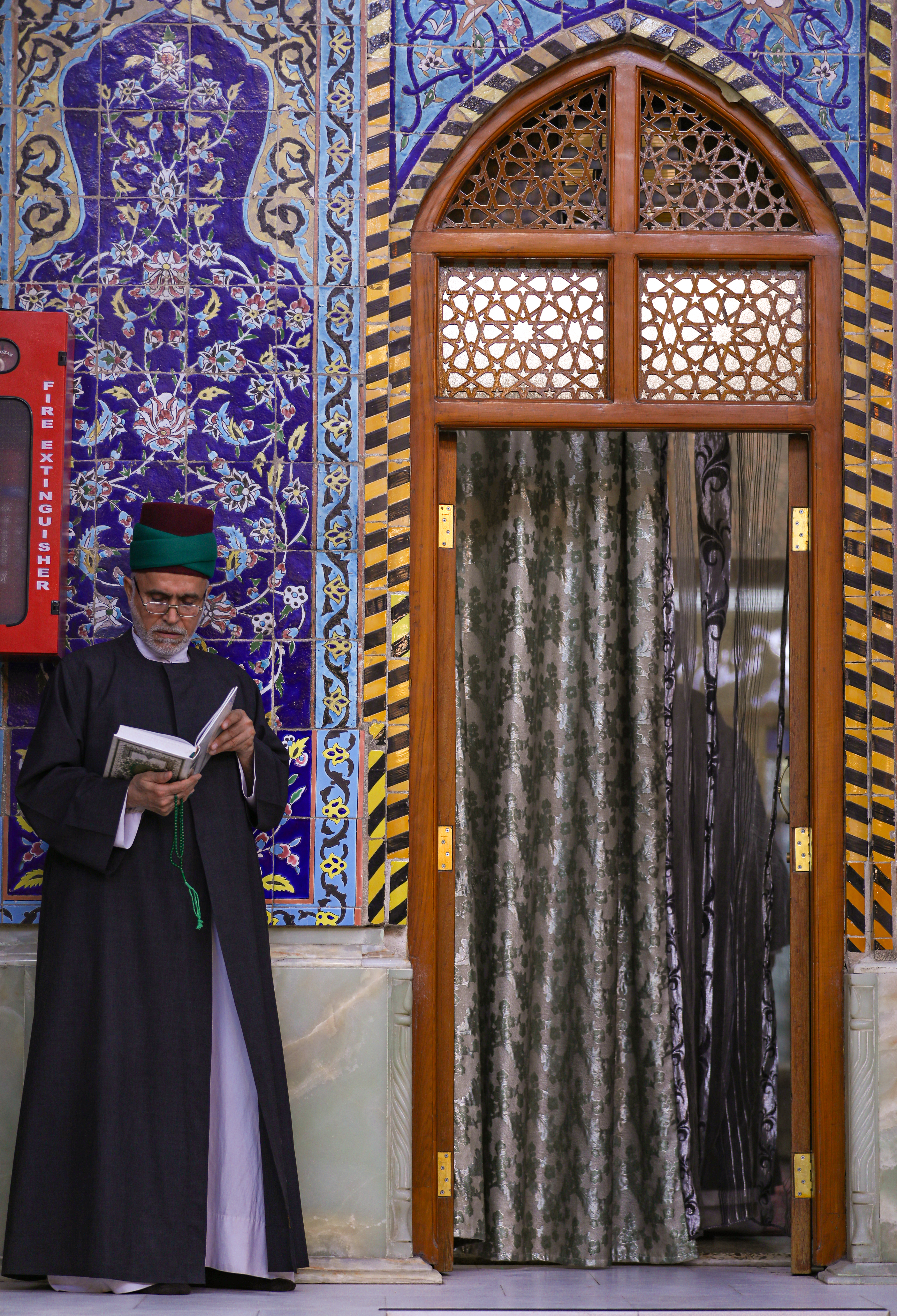  داخل الصحن الحسيني