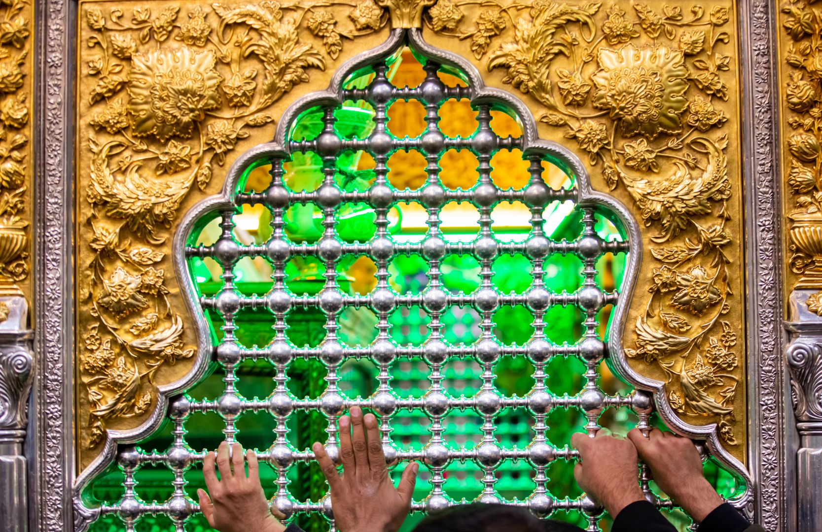 ضريح الامام العباس (عليه السلام)
