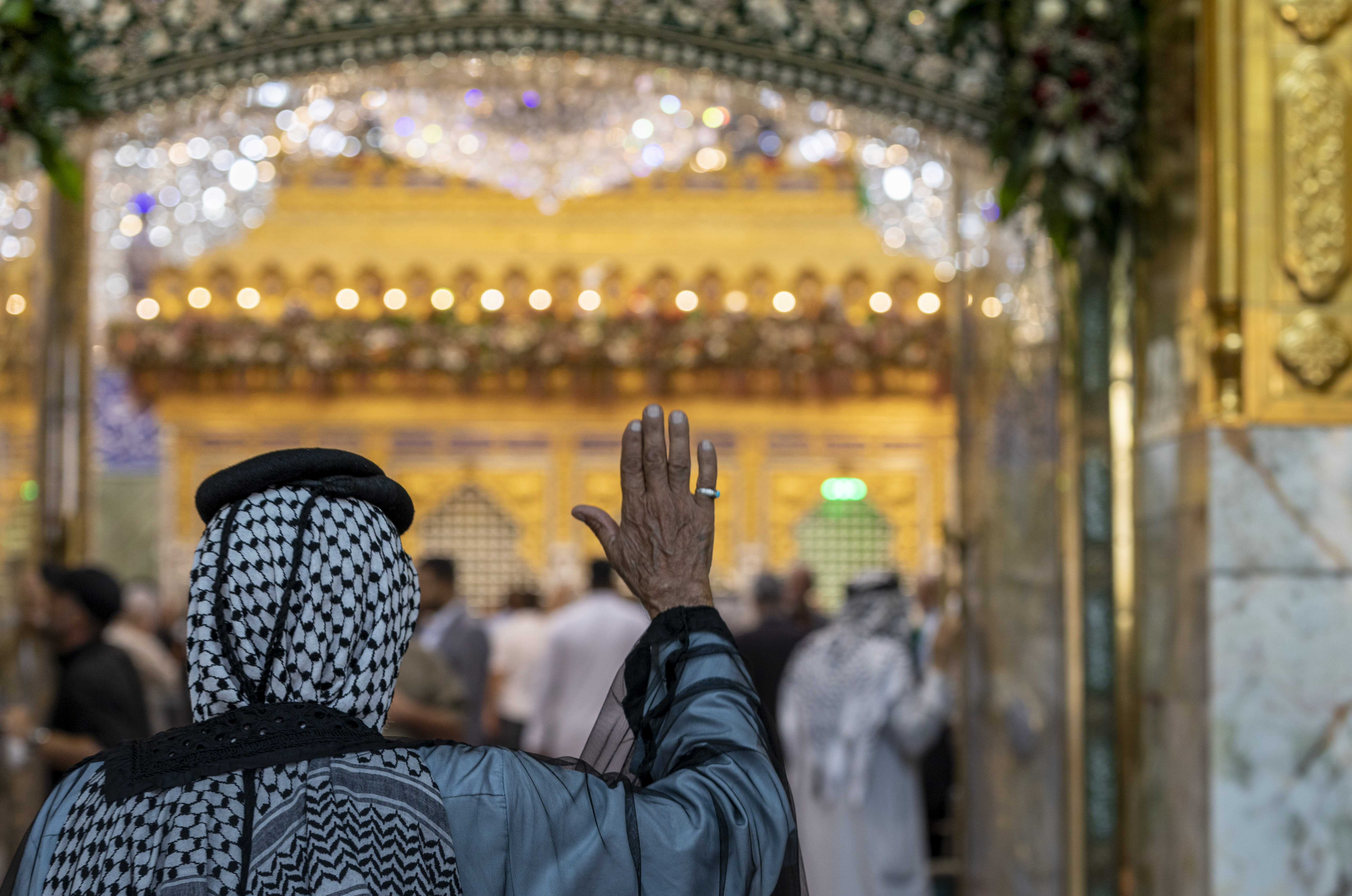 السلام عليك يا أبا الفضل العباس