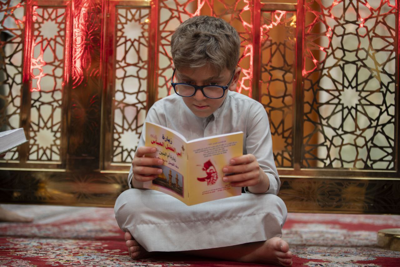 سَلامُ اللهِ وَسَلامُ مَلائِكَتِهِ الْمُقَرَّبِينَ وَأَنْبِيَائِهِ الْمُرْسَلِينَ ، وَعِبَادِهِ الصَّالِحِينَ وَجَمِيعِ الشُّهَداءِ وَالصِّدِّيقِينَ ، وَالزَّاكِيَاتُ الطَّيِّبَاتُ فِيمَا تَغْتَدِي وَتَرُوحُ عَلَيْكَ يَابْنَ أَمِيرِ الْمُؤْمِنِينَ