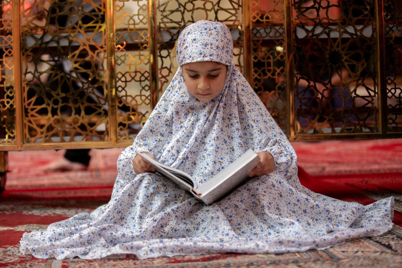 اَلسَّلامُ عَلَيْكَ يَابْنَ أَوَّلِ الْقَوْمِ إِسْلاماً ، وَّأَقْدَمِهِمْ إِيْمَاناً وَّأَقْوَمِهِمْ بِدِينِ اللهِ ، وَأَحْوَطِهِمْ عَلَى الإِسْلامِ