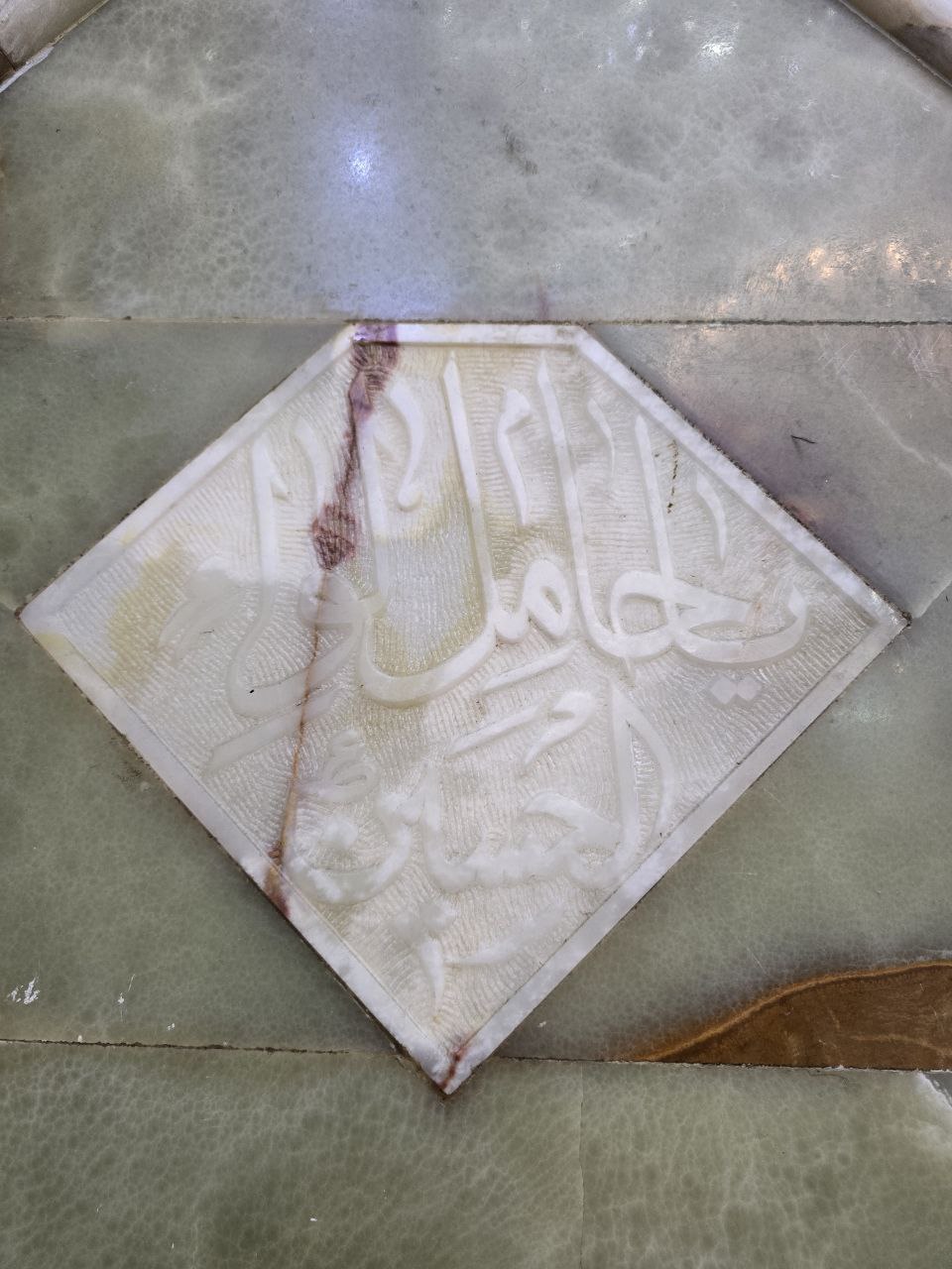  اَلسَّلامُ عَلَيْكَ يَابْنَ أَوَّلِ الْقَوْمِ إِسْلاماً ، وَّأَقْدَمِهِمْ إِيْمَاناً وَّأَقْوَمِهِمْ بِدِينِ اللهِ ، وَأَحْوَطِهِمْ عَلَى الإِسْلامِ