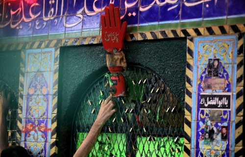 أخلع كفيك فذا وطنٌ فيهِ العباس 