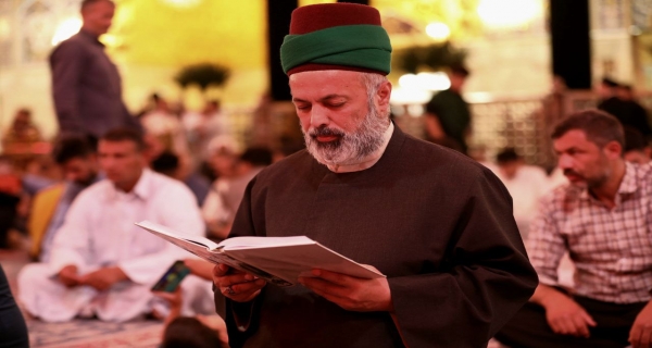 السَّلامُ عَلَيْكَ يابْنَ أَمِيرِ المُؤْمِنِينَ وَابْنَ سَيِّدِ الوَصِيِّينَ