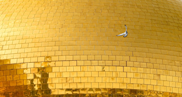  السلام على معذب في قعر السجون