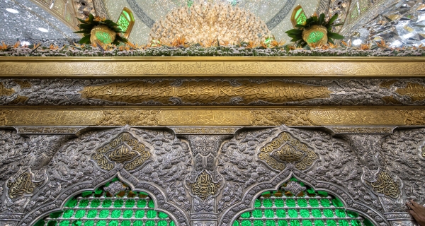كاليل الورد فوق ضريح الامام الحسين عليه السلام