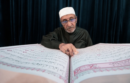  رجل كبير في السن يقرا القران