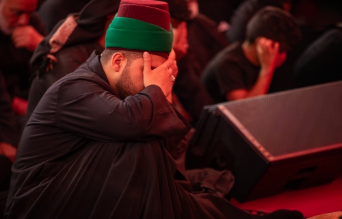 الحزنُ والبكاءُ يعمّان أرجاءَ الصحنِ الحسينيِّ الشريف
