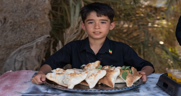 موكب أنصار الإمام الحسين (ع) يرحبون بزوار مشاية الأربعين
