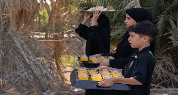 كل الخدم تنهان شفناها بالعين بس بكرامة تعيش خدام الحسين