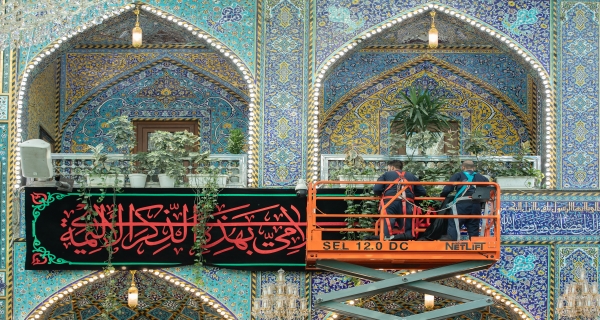 نشر رايات العزاء بإستشهاد السيدة الزهراء (عليها السلام)