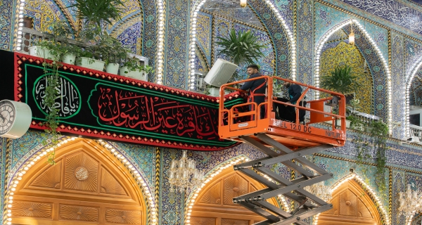 نشر رايات العزاء بإستشهاد السيدة الزهراء (عليها السلام)