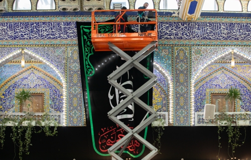 نشر رايات العزاء بإستشهاد السيدة الزهراء (عليها السلام)
